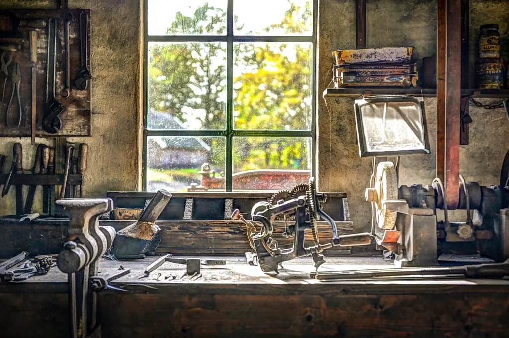 Établi et outils devant une fenêtre d'atelier