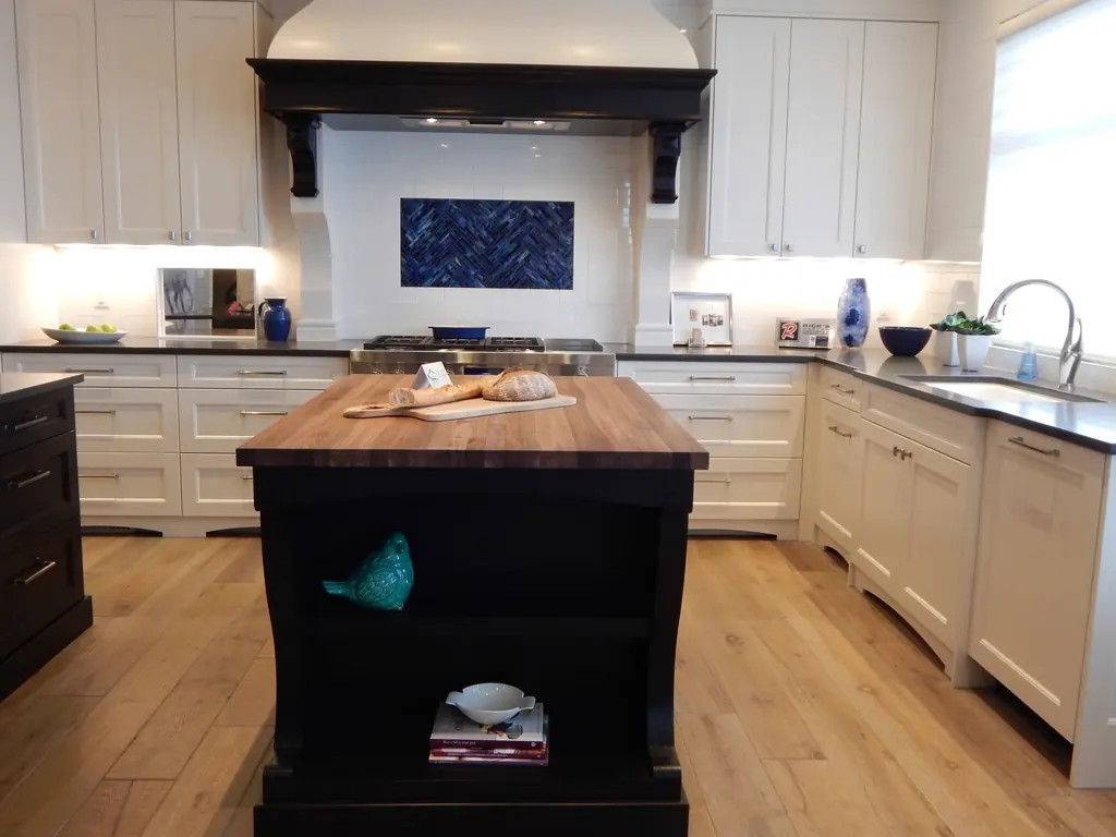 Cuisine blanche avec îlot central en bois