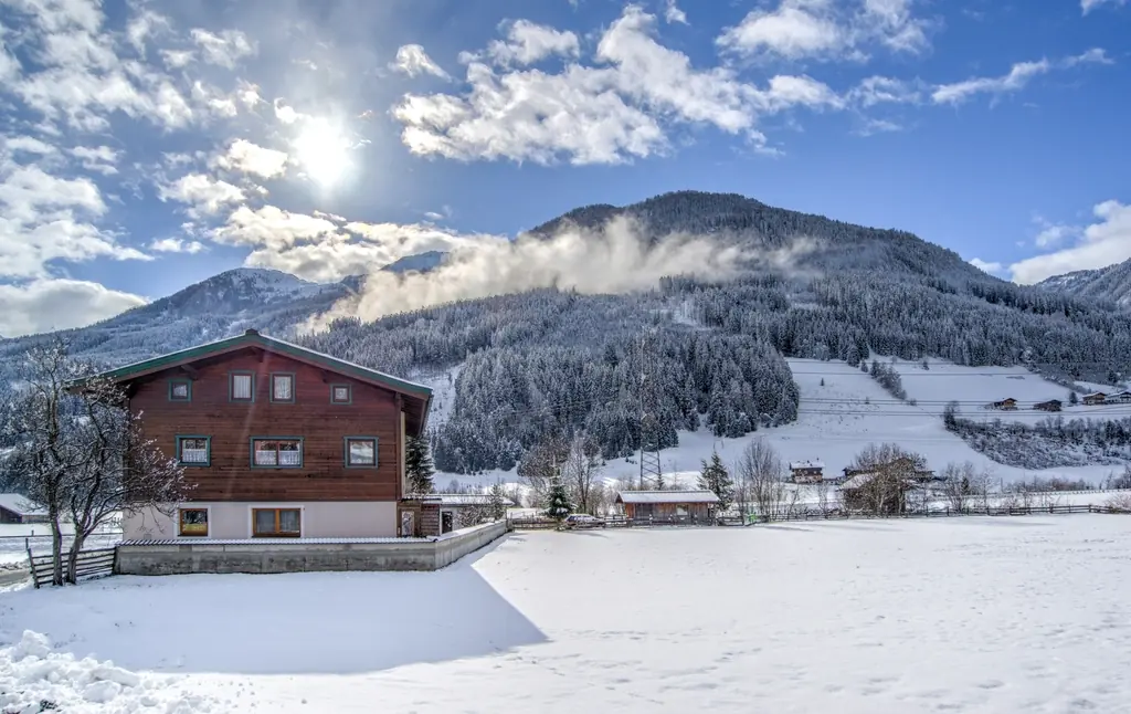 Vue d'hiver sur un chalet et la montagne