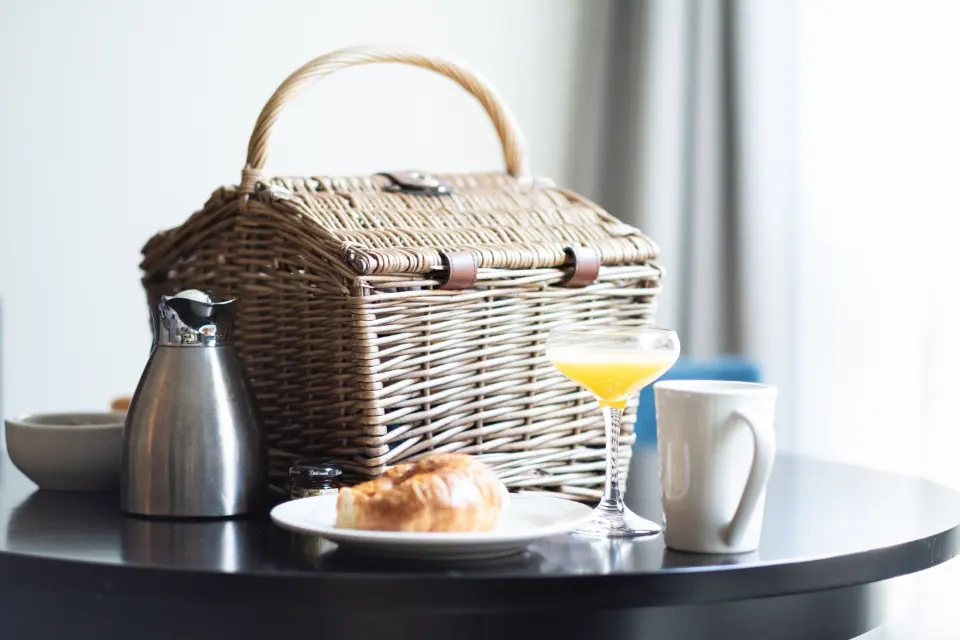 Panier, croissants et jus d'orange