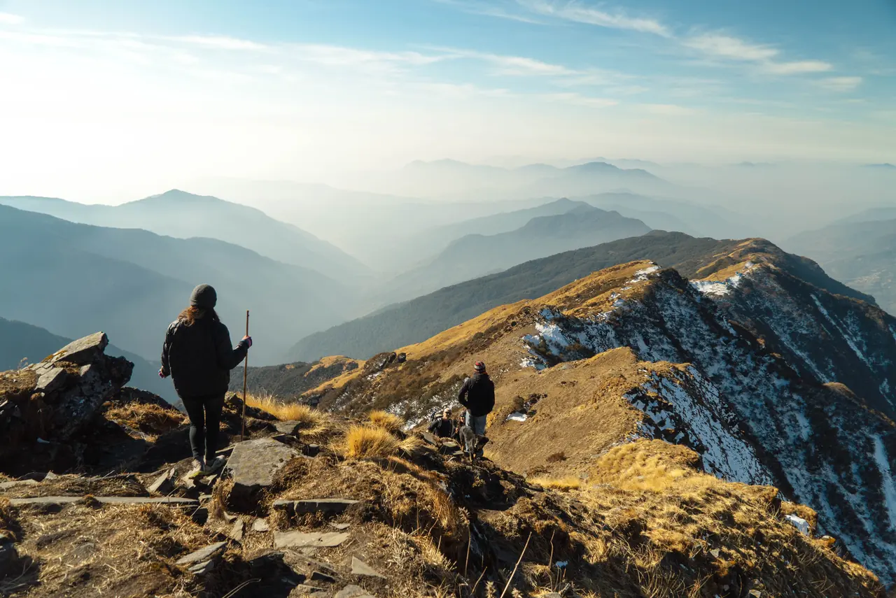 Randonneurs sur une crête de montagne