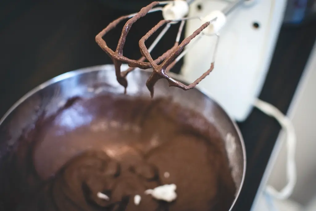 Chocolat fondu dans un bol de pâtissier