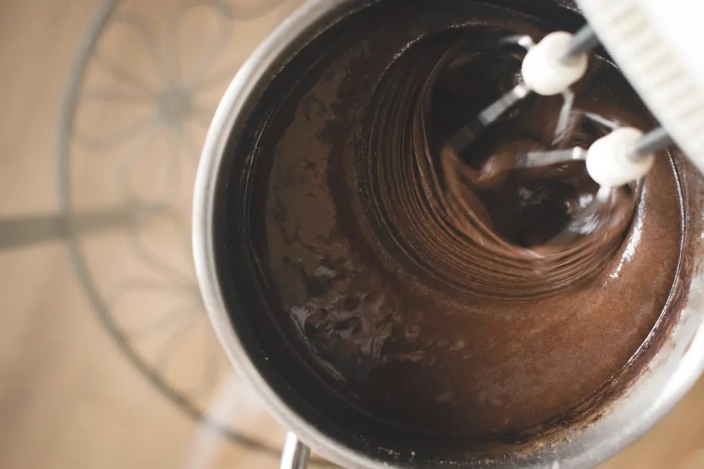 Chocolat fondu en train d'être mélangé au fouet