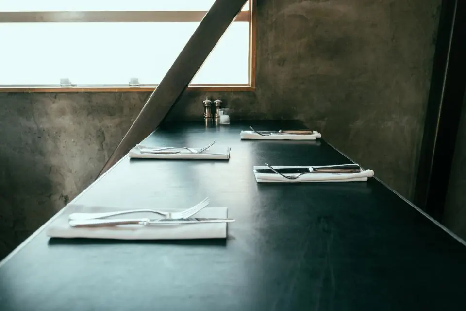 Table dressée près d'une grande fenêtre