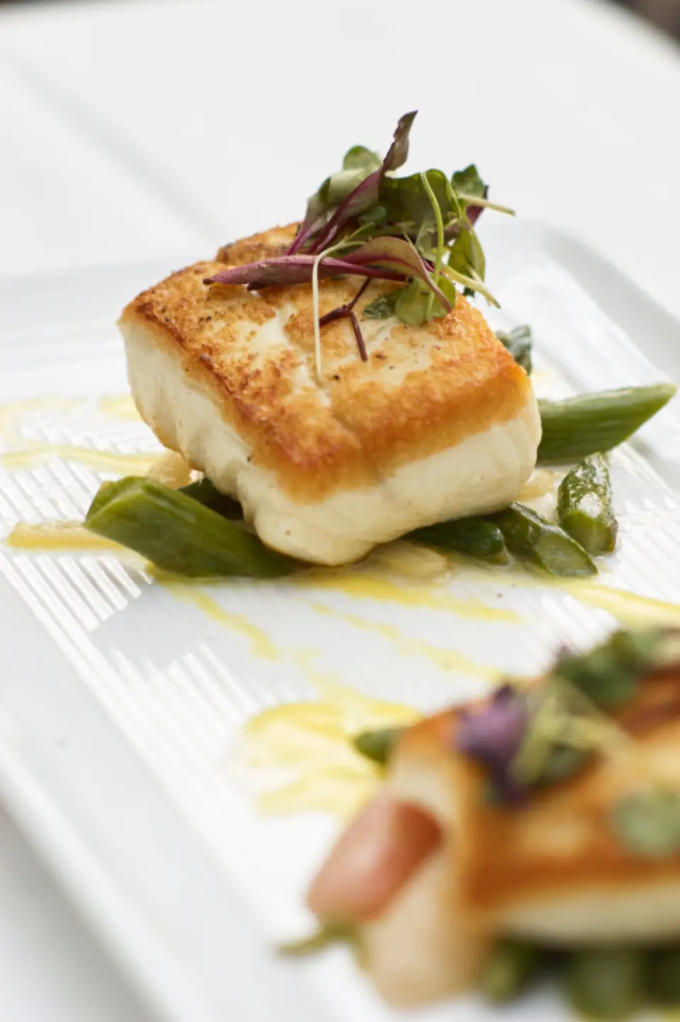 Pavé de poisson dressé sur assiette blanche