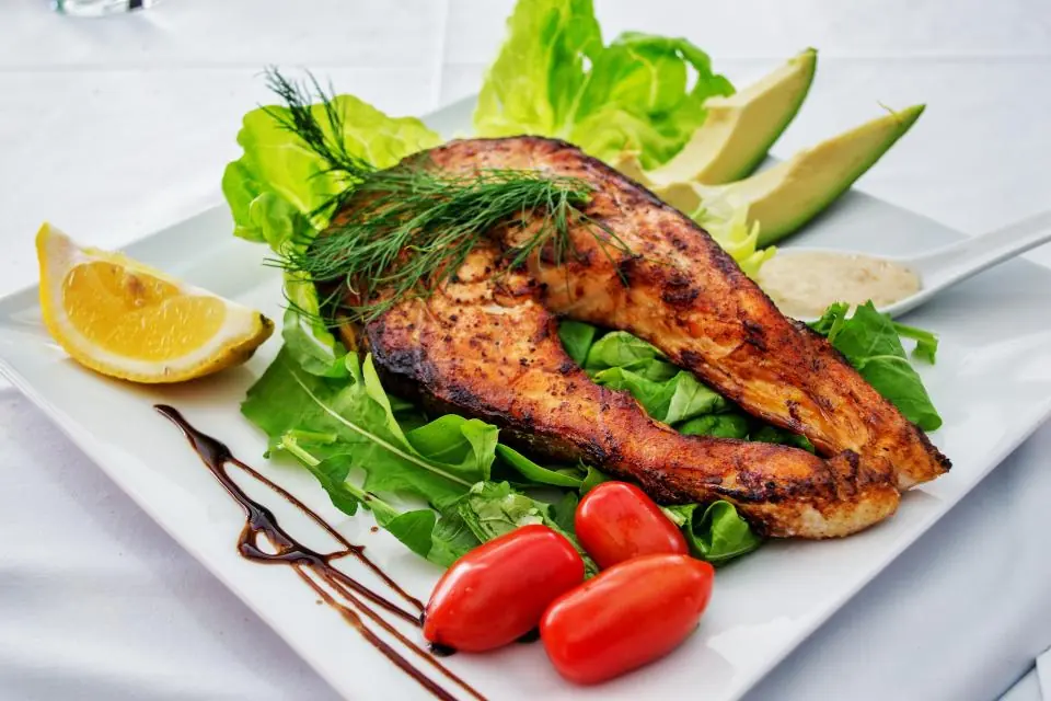 Filet de poisson grillé, salade et citron