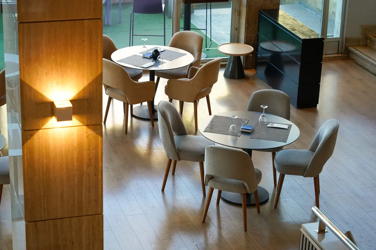 Salle chaleureuse aux tables rondes